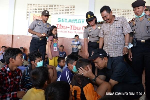 Gubernur Awali Safari Ramadhan Berbagi dengan Pengungsi Sinabung